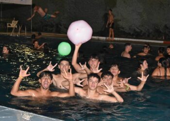 Más de 200 jóvenes inundan la piscina de Carbajosa en la Neón Pool Party para inaugurar el ‘Verano Joven’