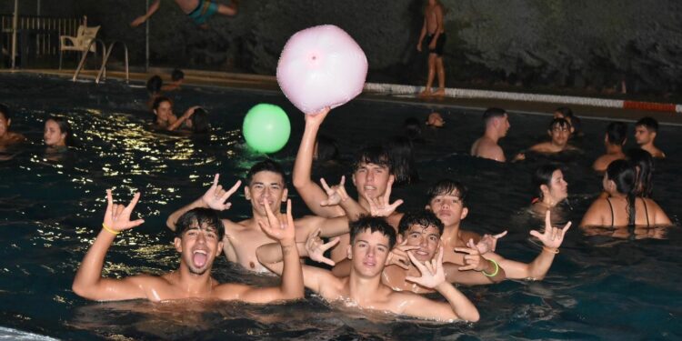 Más de 200 jóvenes inundan la piscina de Carbajosa en la Neón Pool Party para inaugurar el ‘Verano Joven’