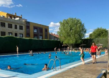 Una refrescante Neón Pool Party en la piscina inaugurará el Verano Joven de Carbajosa el día 10