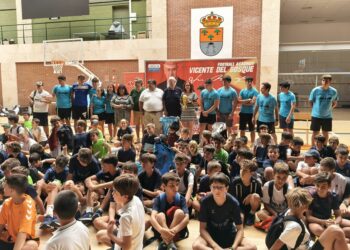 Los niños del campus de fútbol de Carbajosa reciben la visita de Vicente del Bosque