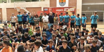 Los niños del campus de fútbol de Carbajosa reciben la visita de Vicente del Bosque