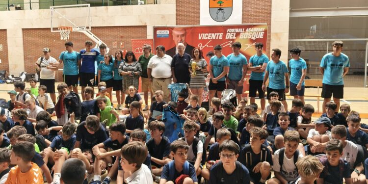 Los niños del campus de fútbol de Carbajosa reciben la visita de Vicente del Bosque