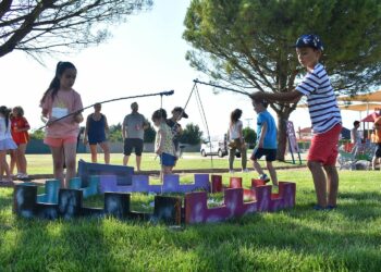 Arranca la Semana Cultural de Castellanos con una tarde familiar de juegos artesanales de madera