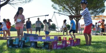 Arranca la Semana Cultural de Castellanos con una tarde familiar de juegos artesanales de madera