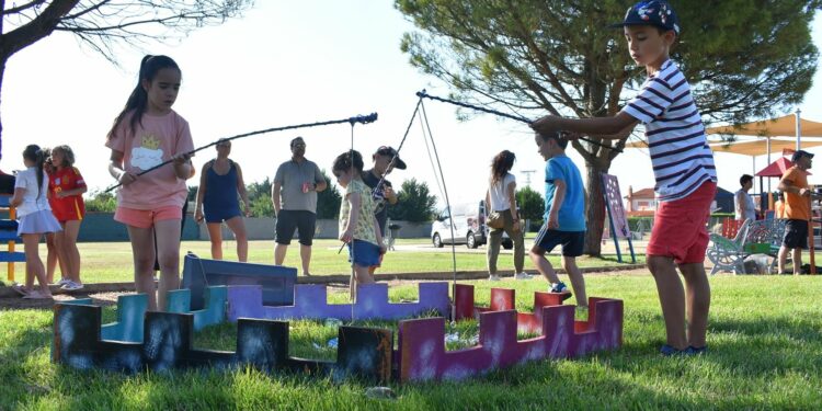 Arranca la Semana Cultural de Castellanos con una tarde familiar de juegos artesanales de madera