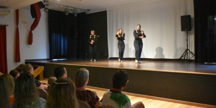 Un centenar de vecinos disfrutan de sevillanas, música y bailes en la Semana Cultural de Castellanos