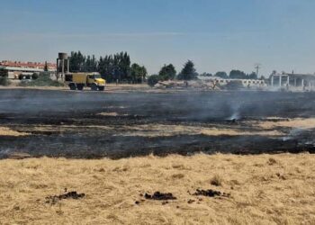 Los bomberos sofocan el incendio originado en la parcela del campamento de peñas