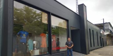 El Ayuntamiento mejora la iluminación del acceso a las oficinas y vestuarios del San Casto