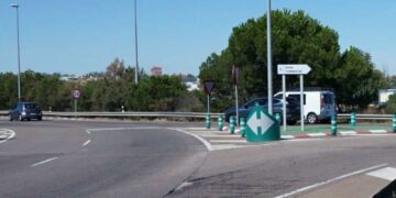 Herida por alcance una mujer en un accidente en la rotonda del Leclerc