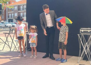 La magia y el humor del mago Toño en ‘Calleojeando’ encandila a los niños y papás santamartinos