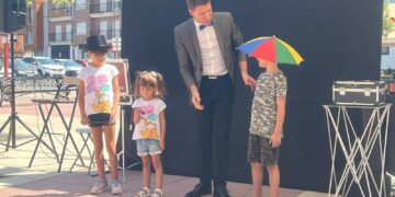 La magia y el humor del mago Toño en ‘Calleojeando’ encandila a los niños y papás santamartinos
