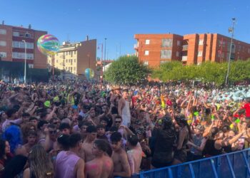 Más de 3.500 personas abarrotan la Plaza de España para dar el pistoletazo de salida a las Fiestas de Santa Marta