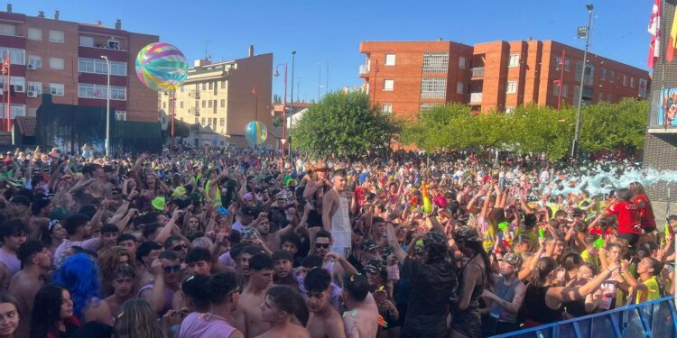 Más de 3.500 personas abarrotan la Plaza de España para dar el pistoletazo de salida a las Fiestas de Santa Marta