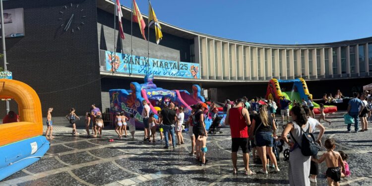 Los más pequeños continúan la diversión festiva refrescándose en los hinchables de agua