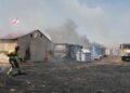 Un incendio alcanza el ‘Campamento Krusty’ y quema al menos seis casetas de las peñas de Santa Marta