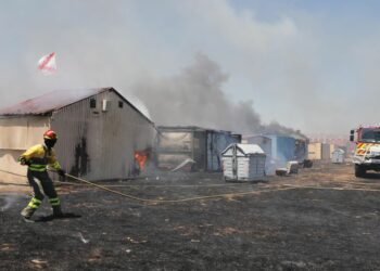 Un incendio alcanza el ‘Campamento Krusty’ y quema al menos seis casetas de las peñas de Santa Marta