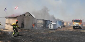 Un incendio alcanza el ‘Campamento Krusty’ y quema al menos seis casetas de las peñas de Santa Marta