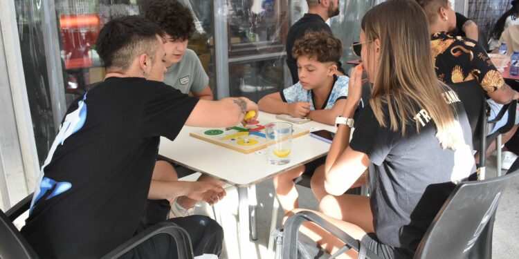 El torneo de parchís, última competición de la Semana de la Juventud, reúne a 30 jugadores