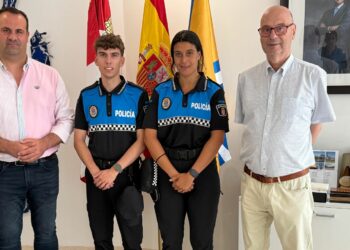 Santa Marta recibe a los dos nuevos policías con los que amplía su plantilla a 24 agentes