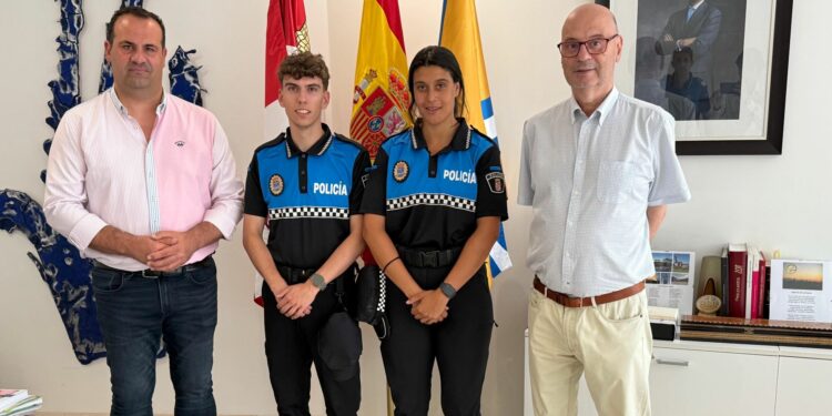 Santa Marta recibe a los dos nuevos policías con los que amplía su plantilla a 24 agentes