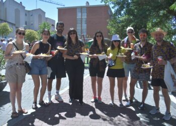 Cerca de 700 personas se reúnen en la multitudinaria paellada de Santa Marta