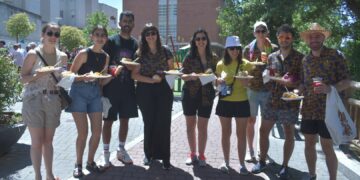 Cerca de 700 personas se reúnen en la multitudinaria paellada de Santa Marta