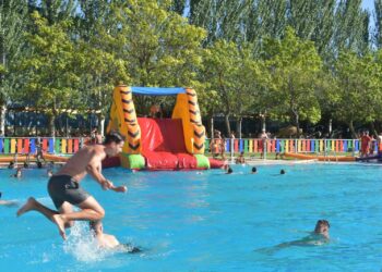 Más de un millar de santamartinos participan en una completísima ‘Pool Party’ que clausura la Semana de la Juventud