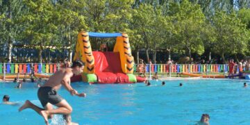 Más de un millar de santamartinos participan en una completísima ‘Pool Party’ que clausura la Semana de la Juventud