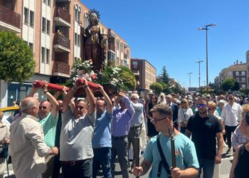 La saeta dedicada a la patrona entre mantillas y mantones, el momento más especial de la procesión del día grande de la fiesta en Santa Marta