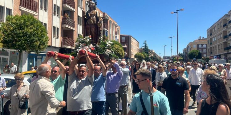 La saeta dedicada a la patrona entre mantillas y mantones, el momento más especial de la procesión del día grande de la fiesta en Santa Marta
