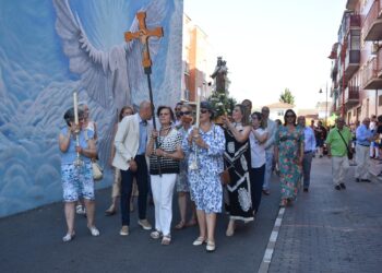 La Virgen del Carmen sale en procesión en su día de fiesta ante más de un centenar de vecinos