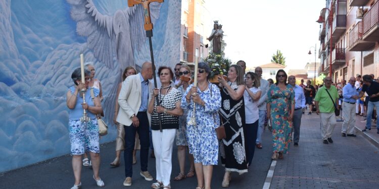 La Virgen del Carmen sale en procesión en su día de fiesta ante más de un centenar de vecinos