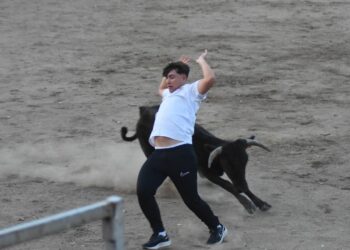 Diversión y buen humor con las vaquillas en la primera capea popular de las fiestas