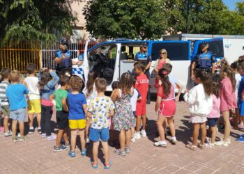 La Policía Local de Santa Marta acerca su trabajo a los niños del programa estival ‘Conciliamos’