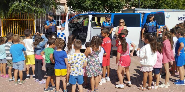La Policía Local de Santa Marta acerca su trabajo a los niños del programa estival ‘Conciliamos’