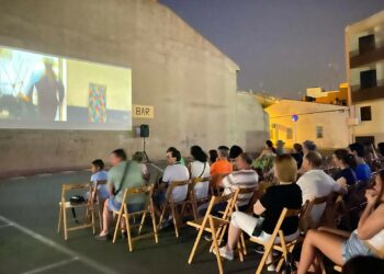 Medio centenar de vecinos disfrutan del cine en la primera ‘Noche de Verano’ de Villamayor