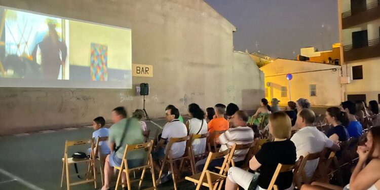 Medio centenar de vecinos disfrutan del cine en la primera ‘Noche de Verano’ de Villamayor