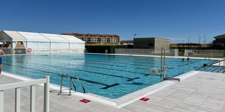 La ‘moda’ de defecar en las piscinas municipales vuelve a poner en peligro el verano en el alfoz