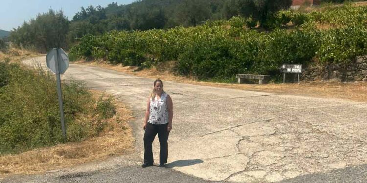 Santibáñez de la Sierra recibe 16.667 euros para asfaltar la vía de acceso al municipio