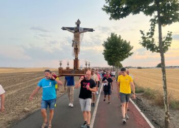La bajada del Cristo de las Batallas desde la ermita en la procesión de las antorchas reúne a más de 200 vecinos