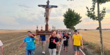 La bajada del Cristo de las Batallas desde la ermita en la procesión de las antorchas reúne a más de 200 vecinos