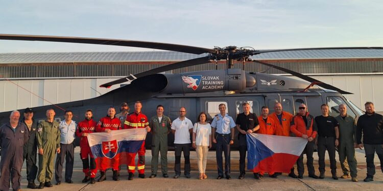 Aterrizan en Matacán dos helicópteros de Eslovaquia y República Checa para participar en el dispositivo de extinción de incendios