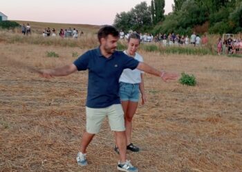 El tradicional campeonato de lanzamiento de azada de Mozodiel pone a prueba la fuerza de los vecinos