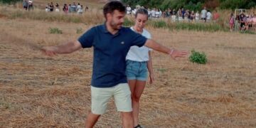 El tradicional campeonato de lanzamiento de azada de Mozodiel pone a prueba la fuerza de los vecinos