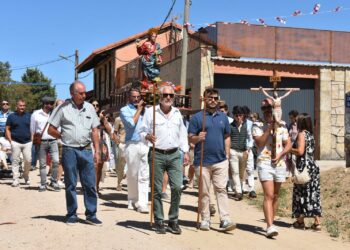 Mozodiel de Sanchíñigo arranca su día festivo con la procesión en honor a El Salvador