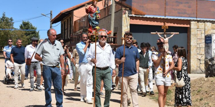 Mozodiel de Sanchíñigo arranca su día festivo con la procesión en honor a El Salvador