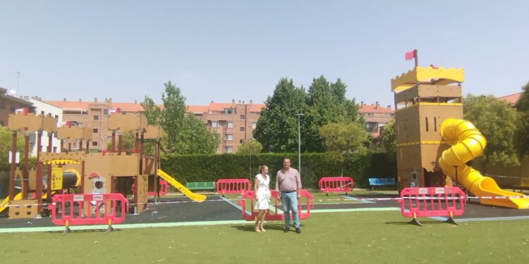 Santa Marta estrena parque infantil con temática medieval en la calle Gloria Fuertes