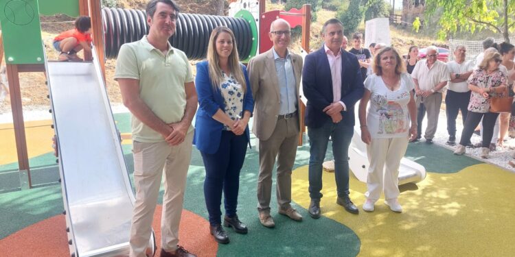 Santibáñez de la Sierra mejora sus instalaciones deportivas y de ocio con una nueva pista y un parque infantil