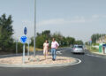 La nueva rotonda permitirá crear una parada de autobús y más seguridad para vehículos y peatones en el acceso a las urbanizaciones Almendares, Los Sauces y Los Olivos