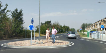 La nueva rotonda permitirá crear una parada de autobús y más seguridad para vehículos y peatones en el acceso a las urbanizaciones Almendares, Los Sauces y Los Olivos